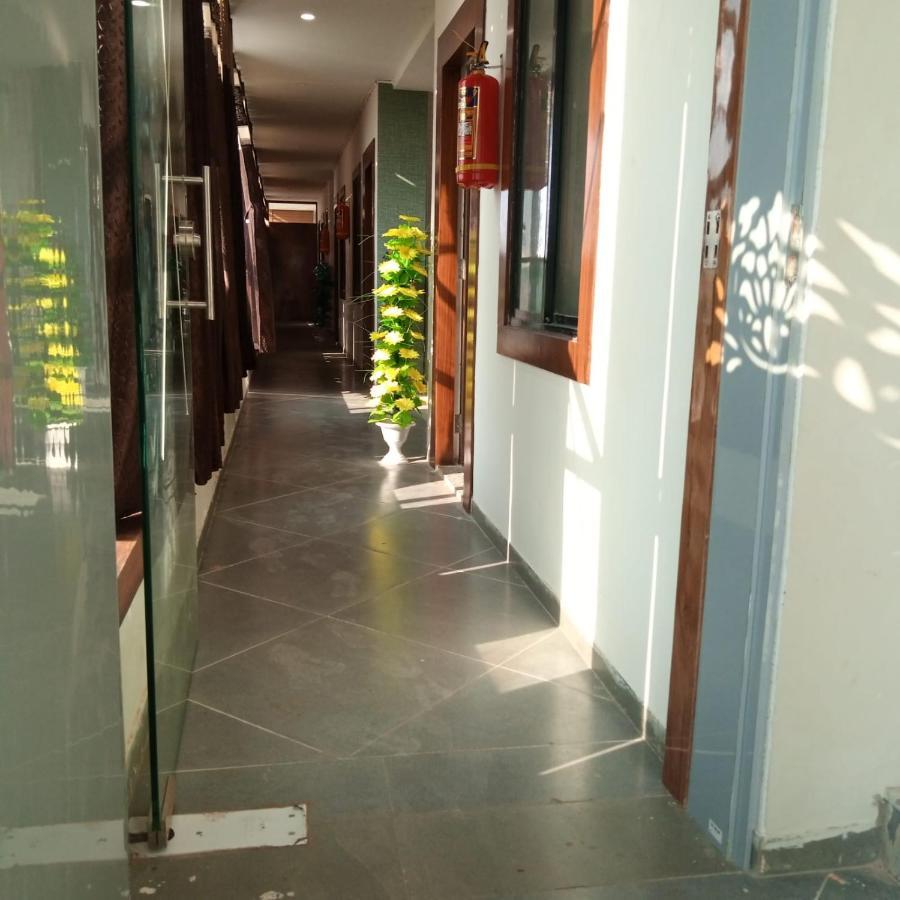 Hotel Mansarovar,Vadódara Exteriér fotografie